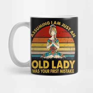 woman yoga Assuming Im just an old lady was your fist mistake TSHIRT VINTAGE FUNNY GIFT T-SHIRT Mug